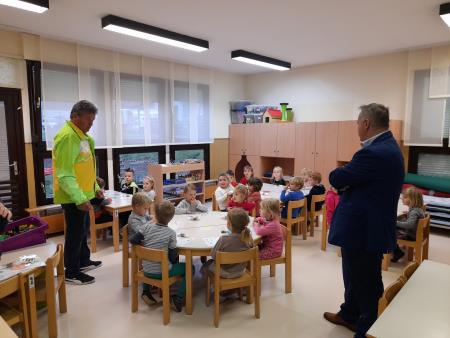 Župan Bojan Borovnik in čebelar Jure Tasič z otroki